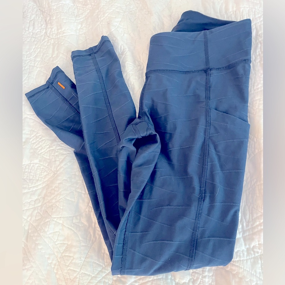 Lucy running leggings with side pockets. Size small in a teal color with pattern